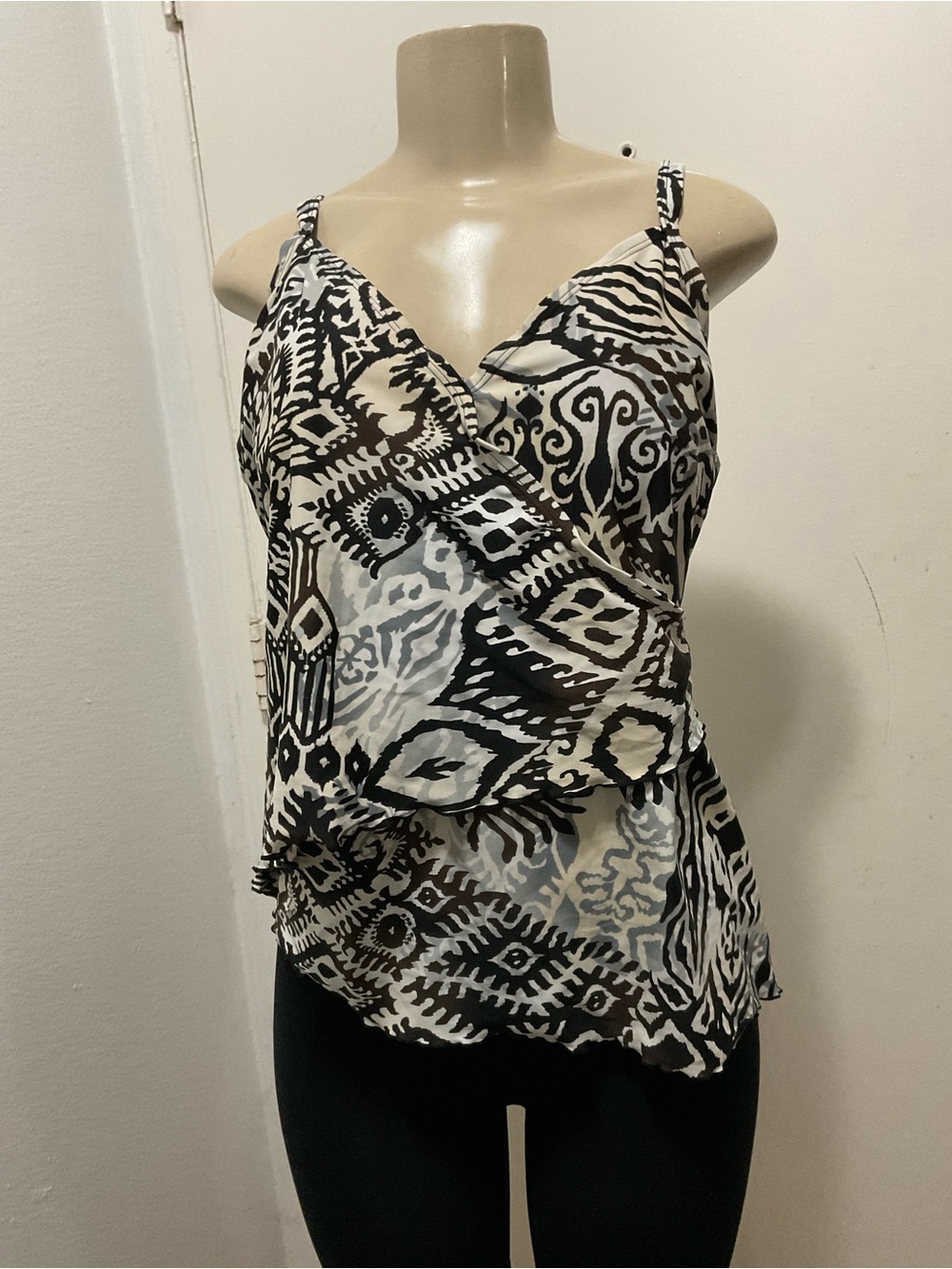 St. John’s Bay women’s Black & White Printed asymmetrical tankini Top size 18W